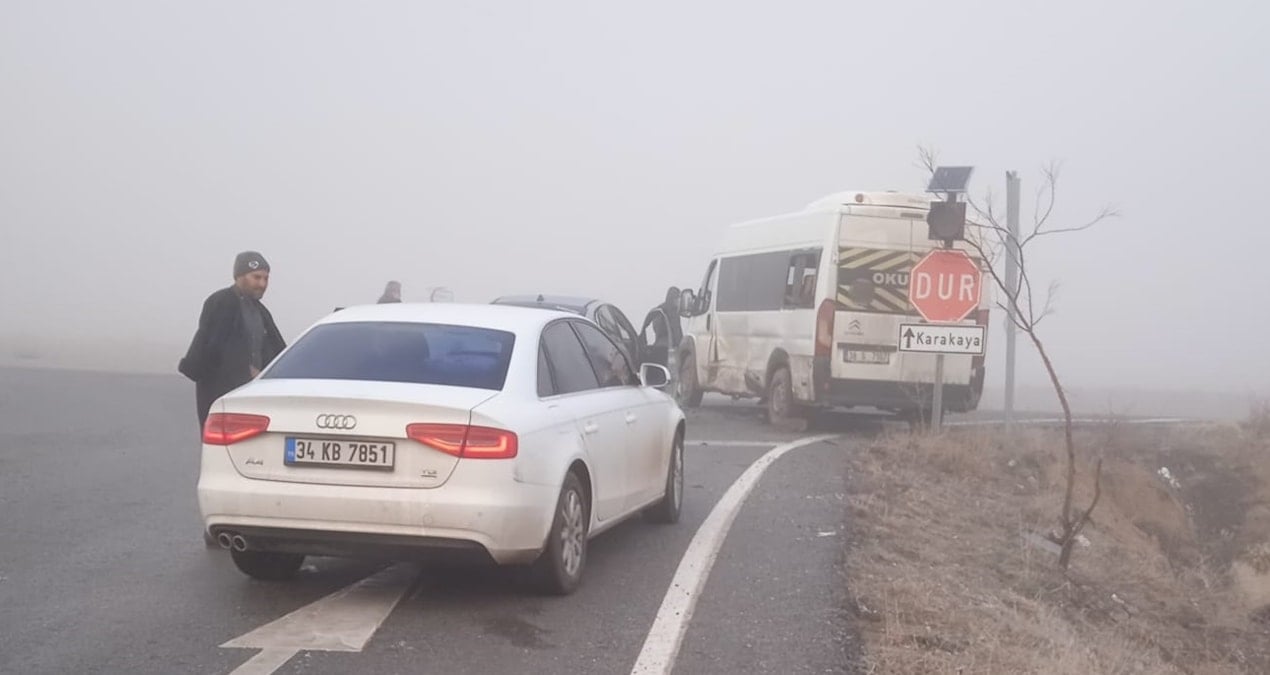 Öğrenci servisi ile otomobil çarpıştı; 5’i öğrenci, 10 yaralı