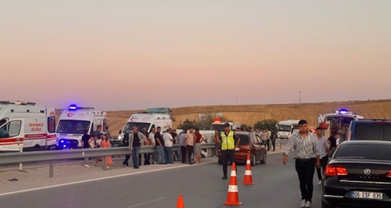 afyonkarahisarda minibus ile otomobil carpisti 10 yarali SmumecL6