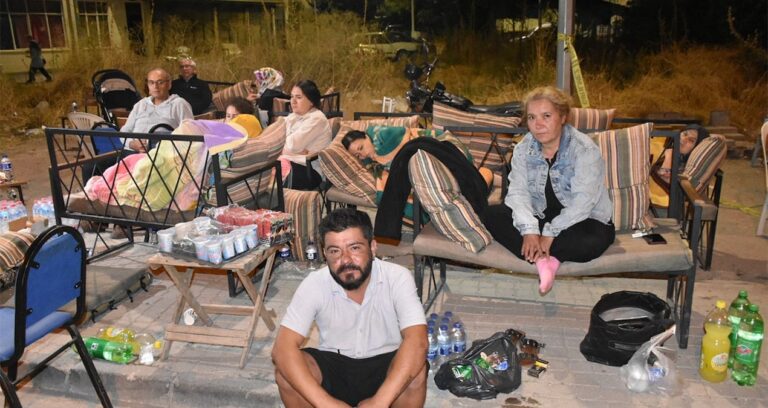 deprem 10 ili etkiledi halk geceyi sokakta gecirdi TVwpe49S