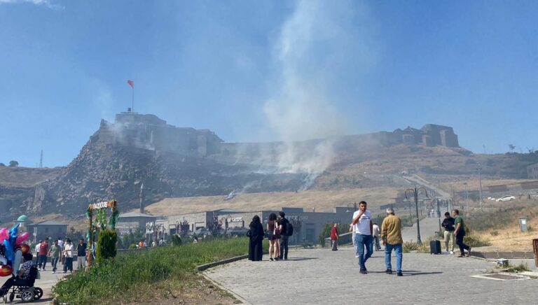 kars kalesi eteklerinde yangin Ync554rD