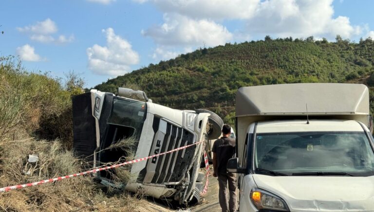 arnavutkoyde hafriyat kamyonu devrildi ka4IDIFg