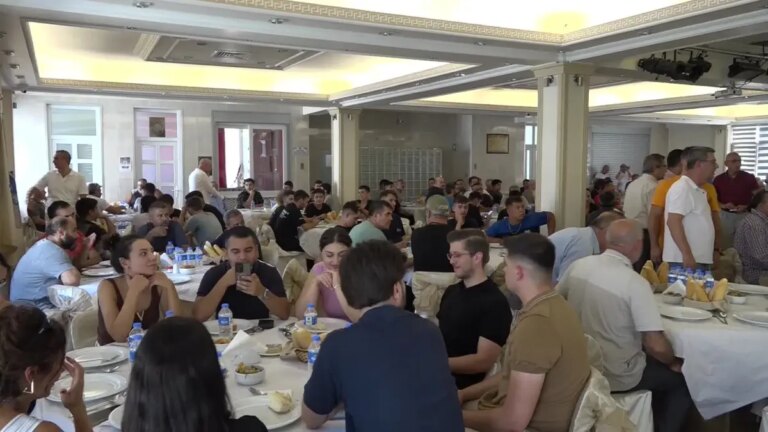 bornova belediye baskani eski esnaflarla birlikte kuru fasulye etkinliginde bir araya geldi Qrrmkgrg