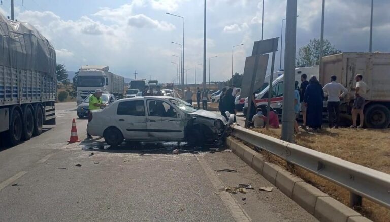 corumda kamyon ile otomobil carpisti 4 yarali lOUVKKTO