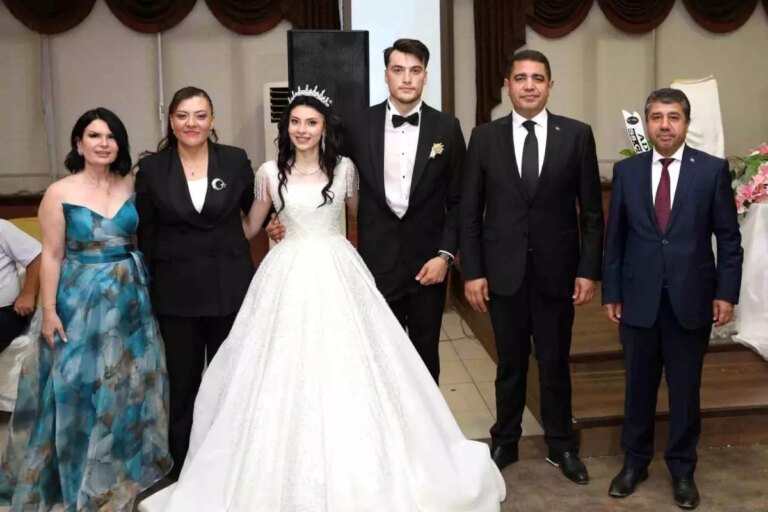 duzce valisi selcuk aslan kibris gazisinin kizi sude cicekin dugununde hP3y7euA