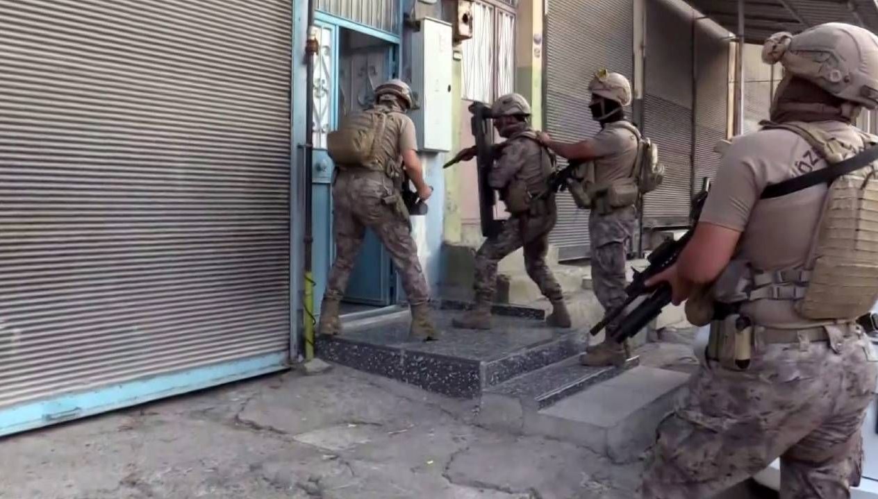 gaziantepte aranan sahislara operasyon 10 gozalti lH6kis4y