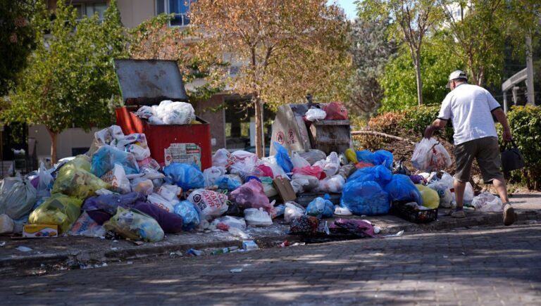 karsiyakada isciler grevde sokaklar coplerle doldu ayKwspaR
