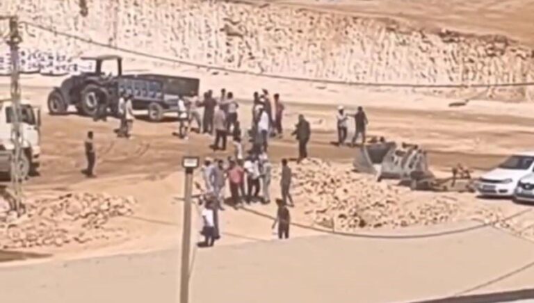 sanliurfada insaat iscilerinin tasli sopali kavgasi kamerada th5MuLWh