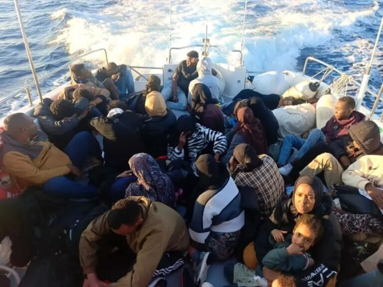 seferihisarda 41 duzensiz gocmen kurtarildi J3cnBphd