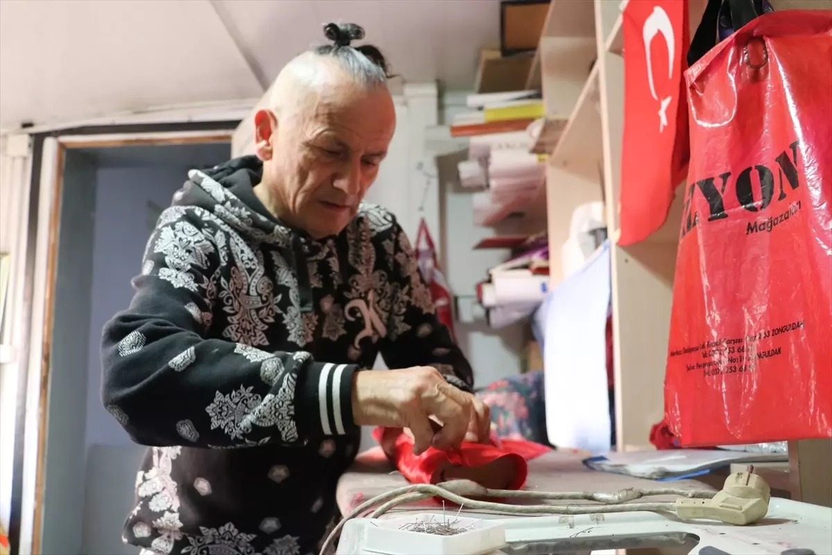 atik malzemeden tiyatro kostumu yapan sanatci 3BwBvaDV.jpg