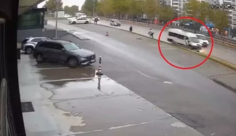bursada kaza minibus yayalarin uzerine savruldu WUlDCTPa