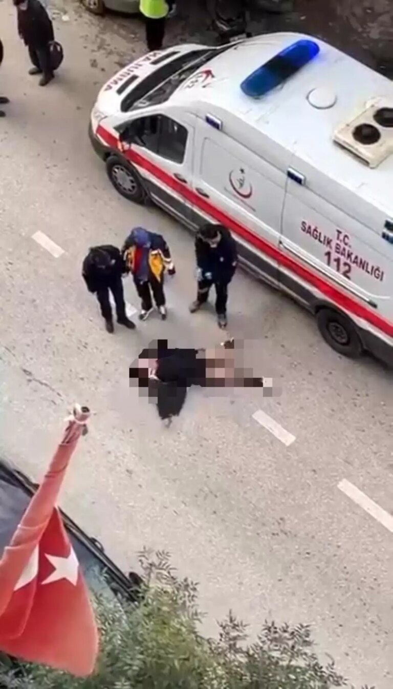 bursada yol ortasinda sinir krizi geciren kadin alarm verdi pN8ElvXs.jpg