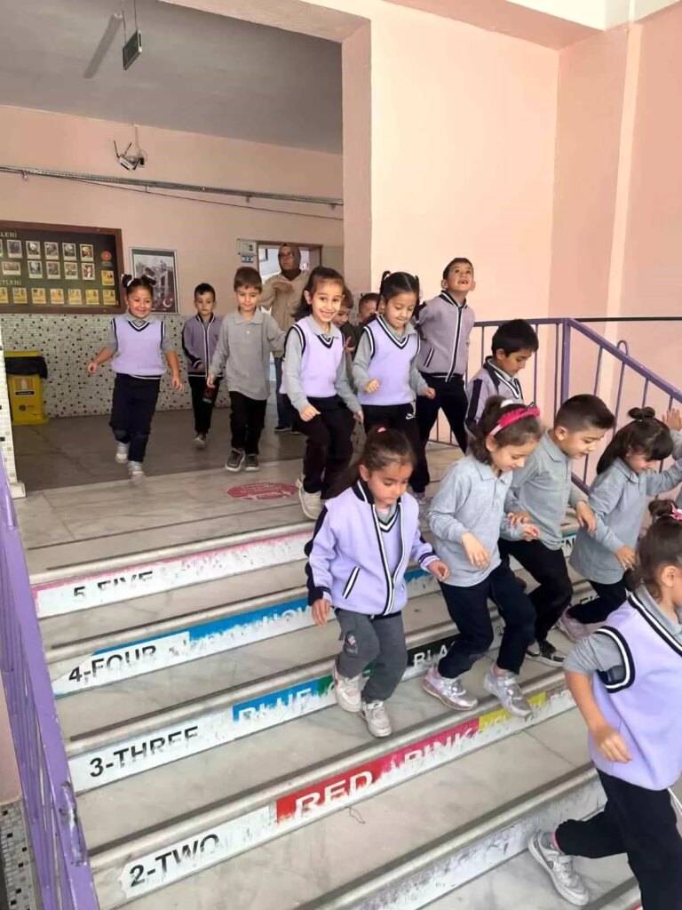 cumhuriyet ilkokulunda afet tatbikati gerceklestirildi SHFyekSA.jpg