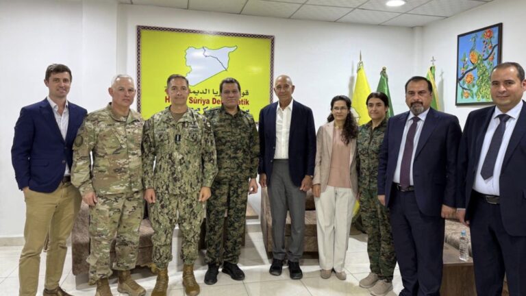 dervisoglundan erdogana muttefik dediginiz ulkenin buyukelcisinin teroristlerle verdigi fotografta hatayimiz suriye topraklarinda gosteriliyor TUtLK6pi