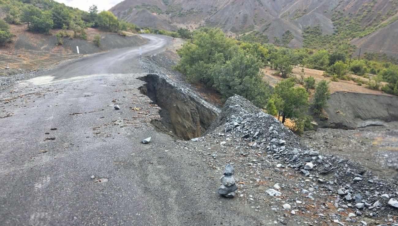 elazigda koy yolunda cokme m8X3jT8R.jpg