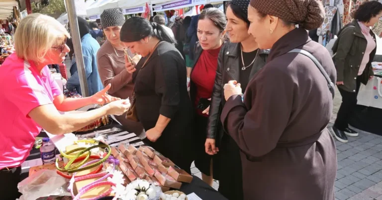 heykelde meydan kadinlarin tWOcr7n7.webp