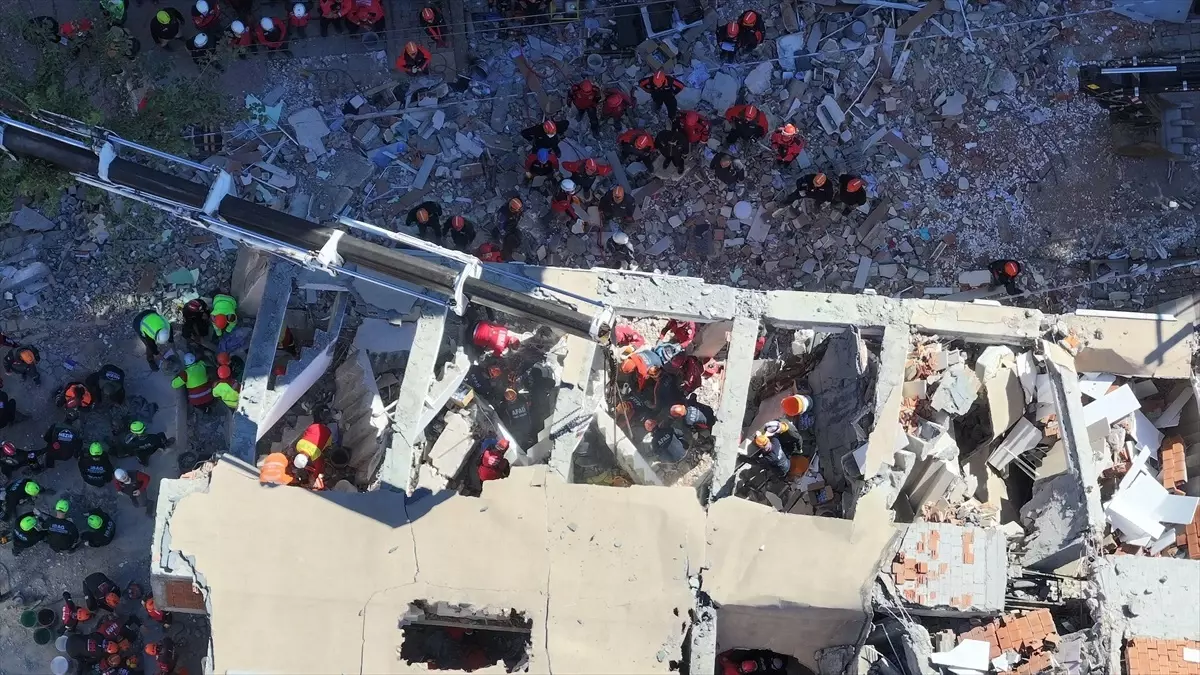 icisleri bakan yardimcisi kocaelinde kurtarilan genc kizi ziyaret etti 6UPCrOuP.jpg