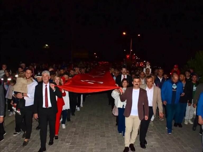 koycegizde cumhuriyet bayrami coskulu bayrak yuruyusuyle kutlandi uQ4vZMPC.jpg