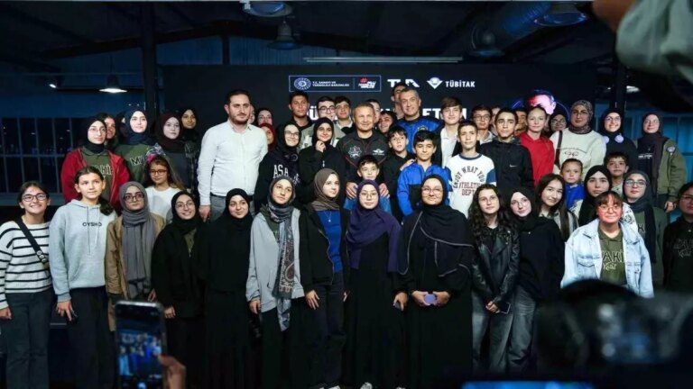 turkiyenin ilk astronotu alper gezeravci ogrencilerle uzay deneyimlerini paylasti RdF3GrLq.jpg