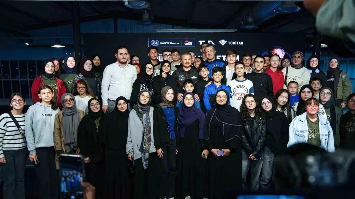 turkiyenin ilk astronotu alper gezeravci ogrencilerle uzay deneyimlerini paylasti RdF3GrLq.jpg