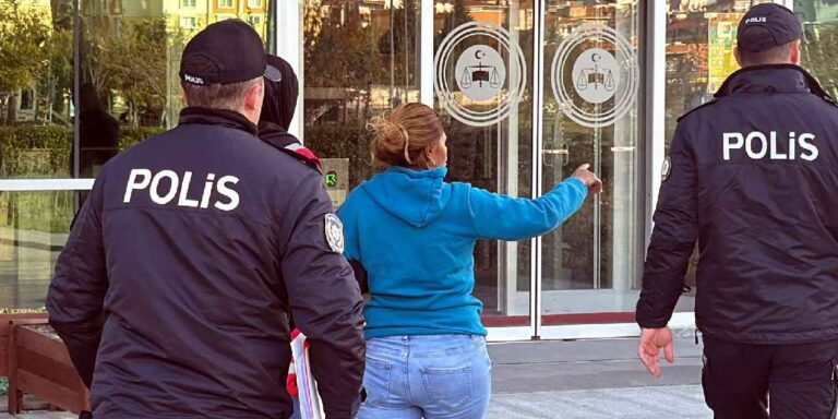 uc aylik bebegini parkta birakip kacti Ic6Venbx.jpg