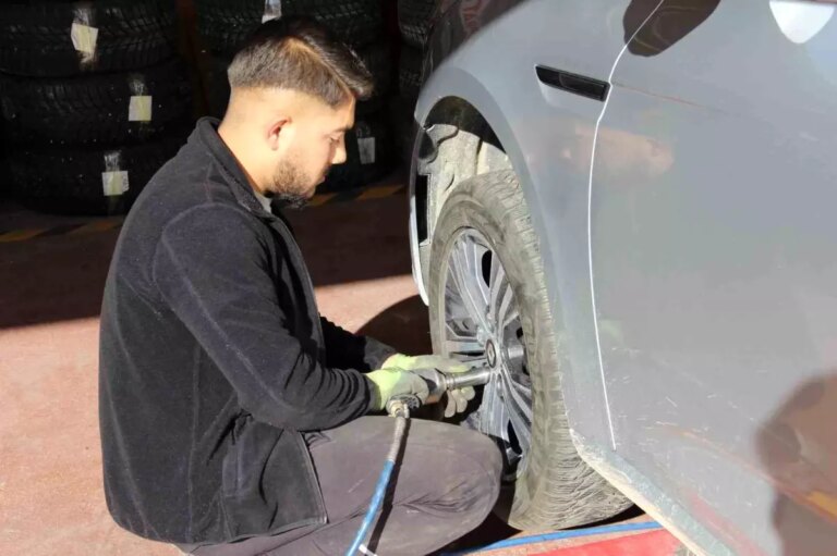 corumda zorunlu kis lastigi uygulamasina sayili gunler kala lastikcilerde yogunluk 49ralOGt.jpg