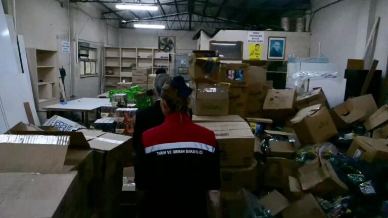 izmirde-son-tuketim-tarihi-gecmis-30-ton-gida-ele-gecirildi-8FJm9rgF.jpg