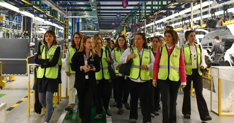 kadinin-guclenmesi-bursa-platformundan-oyak-renaulta-ziyaret-kXGS5YcT.webp
