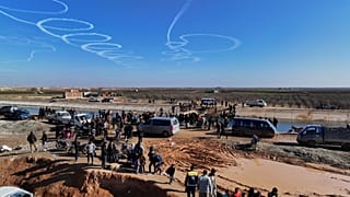 Suriyeliler, Halep şehrinin doğusundaki bir bölgeden kaçıyor, 16 Ocak 2026.