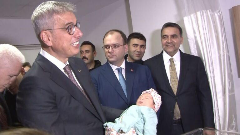saglik-bakani-memisoglu-istanbulda-yeni-yilin-ilk-bebeklerini-ziyaret-etti-viadkEwR.jpg