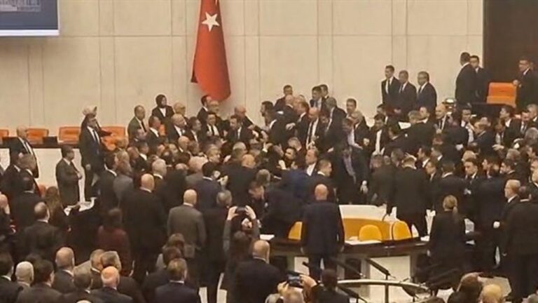 tbmmde-yeni-bakanlarin-yemin-toreninde-yumruklu-kavga-chpden-kursu-isgali-girisimi-5g3ujOxU.jpg