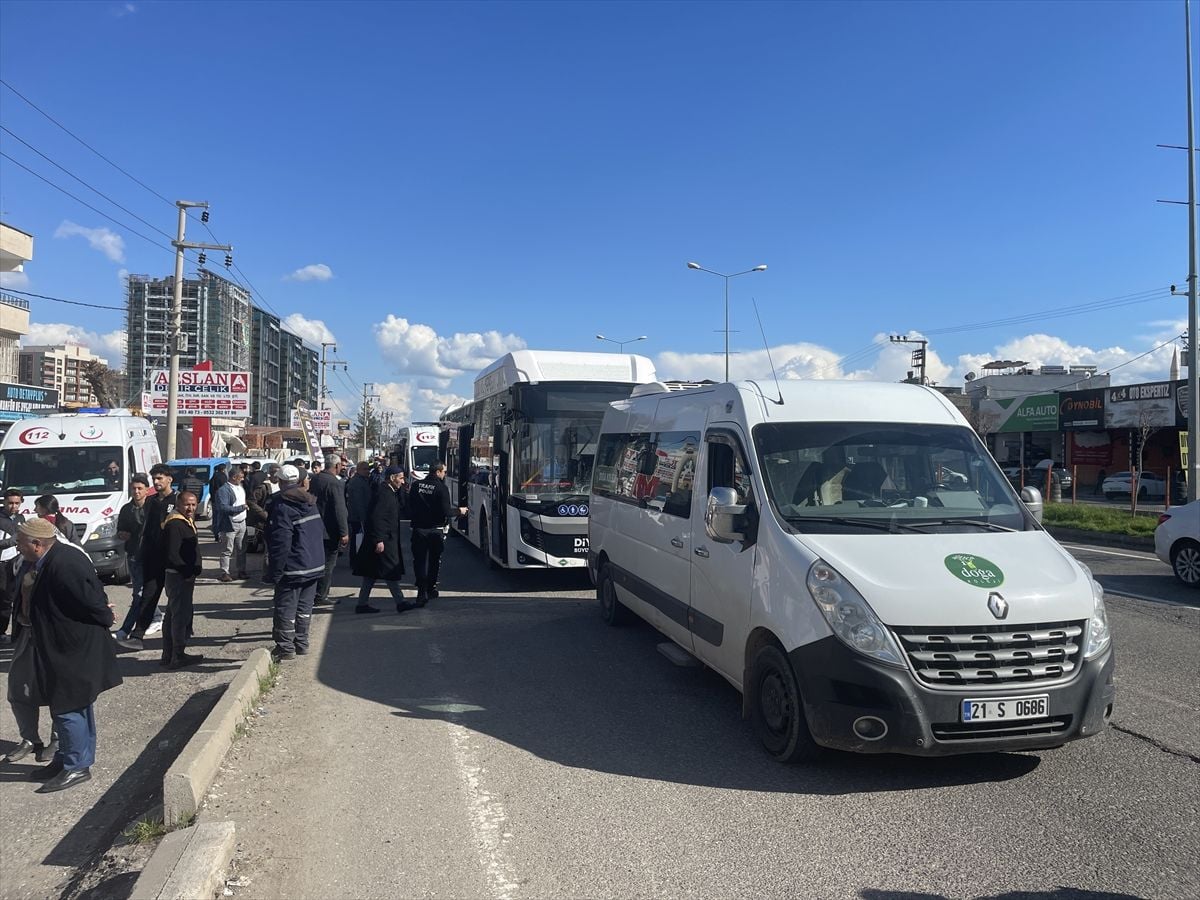 Diyarbakır’da Otobüs ile Öğrenci Servisinin Çarpışması: 3 Yaralı