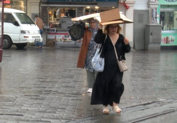 istanbullulara-saganak-surprizi-taksim-meydaninda-renkli-goruntuler-qOVZ5PBw